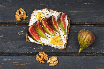 Brot mit Feigen, Ziegenkäse, Wallnüssen und Honig