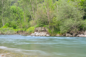 Acqua azzurra del fiume che scorre con effetto seta