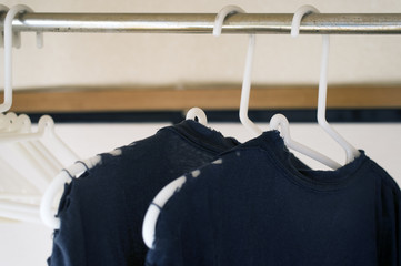 肩の破れたＴシャツ