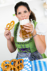 junge frau trinkt ein mass