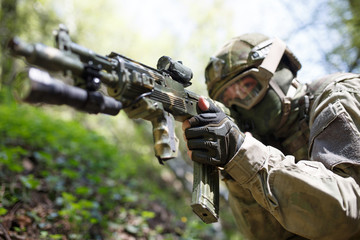 Obraz premium Portrait of officer with gun