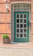 Fototapeta na wymiar Alte grüne Haustür mit Glas