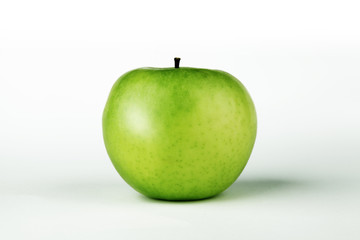jabłko - zielone jabłko izolowane - z cieniem - idealne jabłko