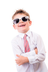 Cooler Junge mit Sonnenbrille und Krawatte