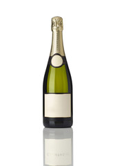 Flasche Champagne mit leerem Etikett und edler Spiegelung