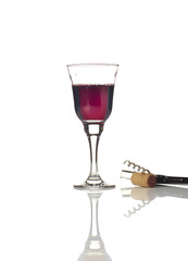 Glas Rotwein einschenken