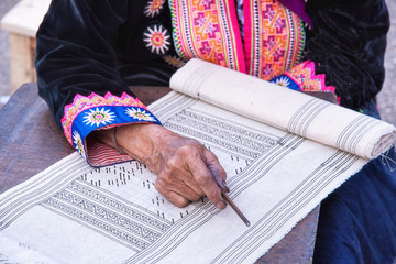 Naklejka premium Hmong hilltribe draws pattern