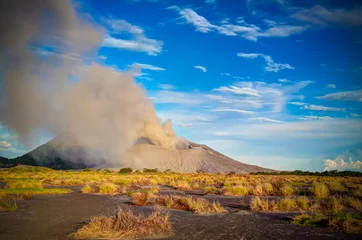 Foto op Plexiglas Eruption of Tavurvur volcano at Rabaul, New Britain island, Papua New Guinea © homocosmicos