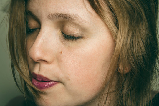 Retrato de una mujer joven muy expresiva 