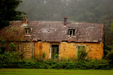 walący się dom - stary dom - ruiny - stara chata - dom w lesie - do rozbiórki