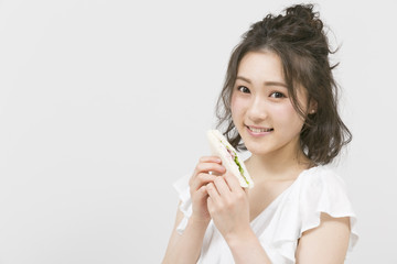 Naklejka premium サンドイッチを食べる女性