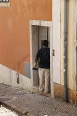 Obraz na płótnie Canvas Peintre dans une rue de Lisbonne, Portugal