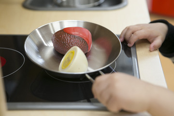 室内で遊ぶ子供