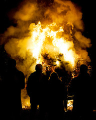 Lagerfeuer mit feiernden Leuten in der Nacht