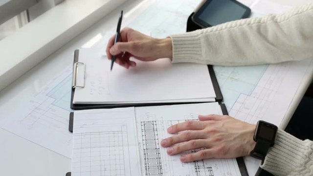 Construction engineer does calculation in an informal atmosphere