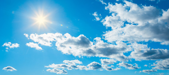 Fototapeta Blauer Himmel mit Sonnenschein und Wolken  obraz