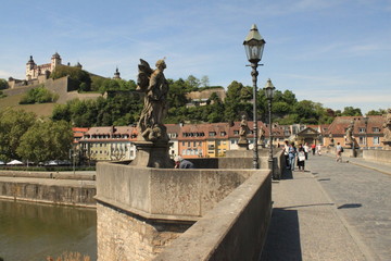 Würzburger Wahrzeichen: Alte Mainbrücke und Festung Marienberg