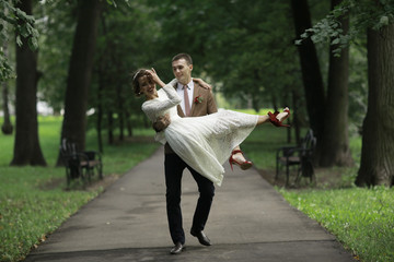 Obraz premium Wedding dance in the park of young bride and groom
