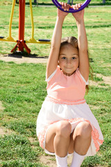 ребенок на детской площадке. Веселая прогулка © Anna