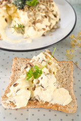 Käse mit Sonnenblumenkernen