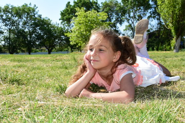 Naklejka na ściany i meble девочка отдыхает на поляне. 