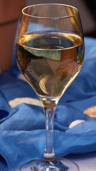 Weinglas mit blauer Dekoration