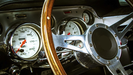 Armaturenbrett-vom-Oldtimer