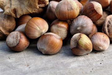 tas de noisettes sur planche en bois 