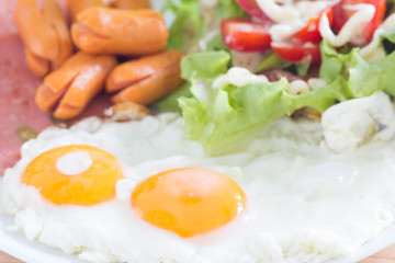  Breakfast with fried eggs, bacon, sausages, toasts and fresh salad