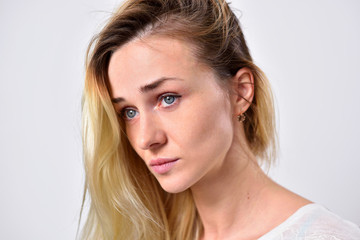 Naklejka premium Portrait of a girl face close-up and an anxious look