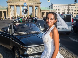 Portrait of a beautiful bride in front of the Brandenburger Gate © arianarama