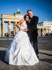 Obraz premium Newlywed couple at Brandenburger Gate, Germany