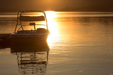 Obraz na płótnie Canvas Segelboot beim Sonnenuntergang am See