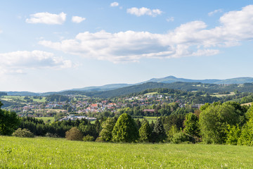 Fototapeta na wymiar Grafenau im Bayerischen Wald mit den Bergen kleinem und großem Rachel 