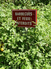 barbecues et feux interdits (vertical)