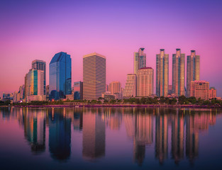Fototapeta premium Pejzaż miejski z Benchakitti Park o zachodzie słońca w Bangkoku w Tajlandii.