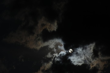 雲から透けて見える太陽