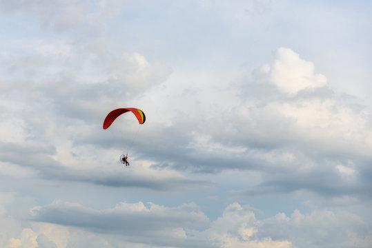 Para motor flying in the air