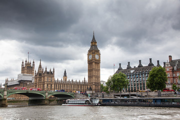 Naklejka premium LONDON/UK - MAY 20 : Unidentified tourists travel on a sightseeing boat along the Thames, Big Ben and Westminster Bridge in the background