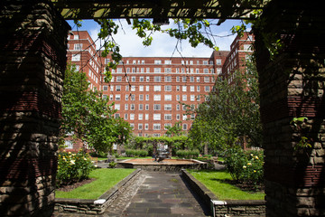 Obraz premium LONDON/UK - MAY 20 : View of Dolphin Square inside he famous apartment block Dolphin House, home to many MPs and at one time Princess Anne.