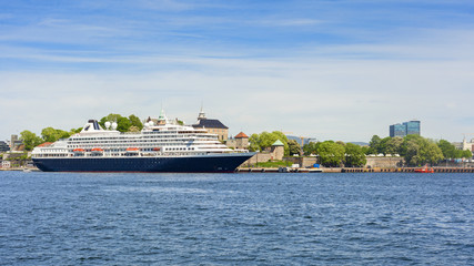 cruise in the port of the city of oslo - obrazy, fototapety, plakaty