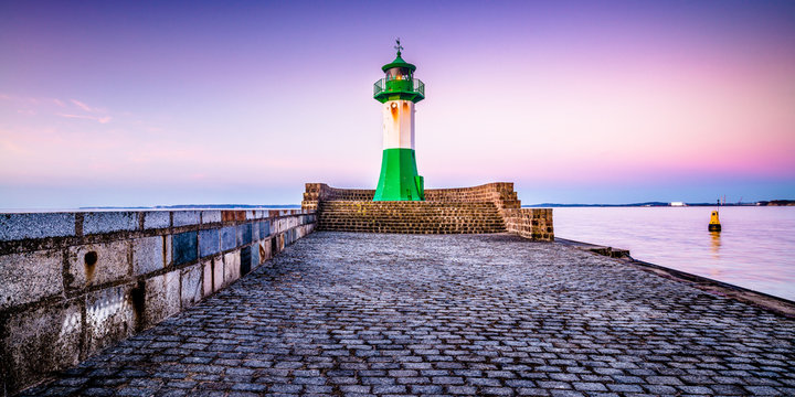 Leuchtturm am Hafen in Sassnitz auf Rügen, Ostsee