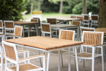 Fototapeta na wymiar Gartenmöbel bzw. Tisch und Stühle im Biergarten