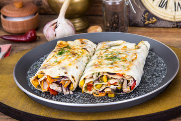 Pita bread with chicken and vegetables