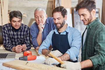 Handwerker Team mit Lehrling