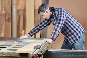 Schreiner sägt Holz an Kreissäge