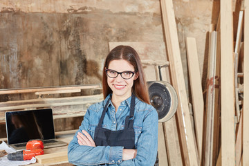 Frau als Azubi in Werkstatt