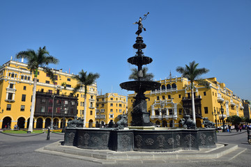 Fototapeta na wymiar Fontaine de la plaza de Armas à Lima au Pérou