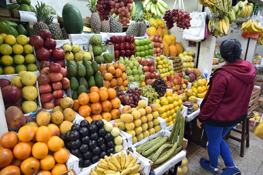 Etal de fruits exotiques au marché central de Lima au Pérou