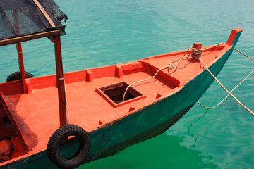 Fototapeta na wymiar Fishing boat in the turqoise colored water